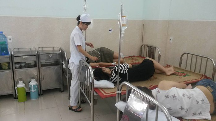 26 khách du lịch ở Cát Bà nhập viện, nghi bị ngộ độc hải sản - Ảnh 1.