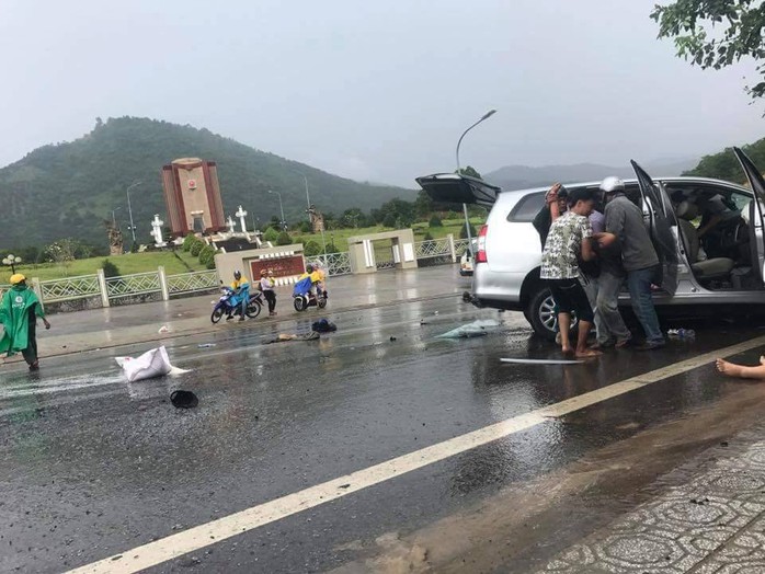 Hai ô tô đối đầu kinh hoàng, hành khách văng ra đường - Ảnh 5.