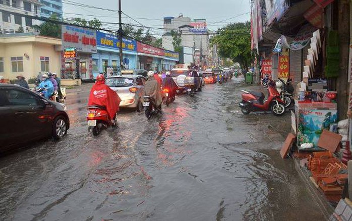 Sau đợt nắng nóng kỷ lục, Hà Nội mưa gió giông lốc đổ cây - Ảnh 4.