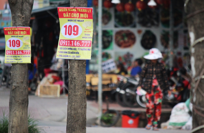 



Một cán bộ phường đang cố gắng tháo gỡ các băng rôn trên đường Phạm Văn Đồng (phường Hiệp Bình Chánh, quận Thủ Đức). Vị này cho biết mỗi ngày phải đi tháo gỡ 2-3 lần nhưng vẫn không xuể

