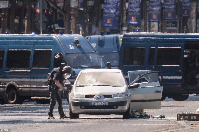 Pháp: Đại lộ Champs Elysees nháo nhào sơ tán - Ảnh 5.