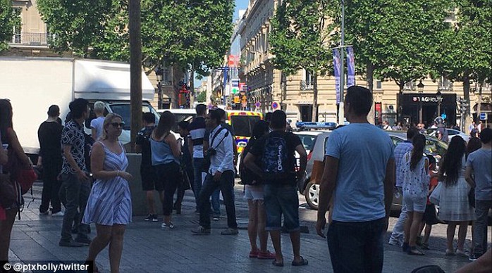 Pháp: Đại lộ Champs Elysees nháo nhào sơ tán - Ảnh 3.