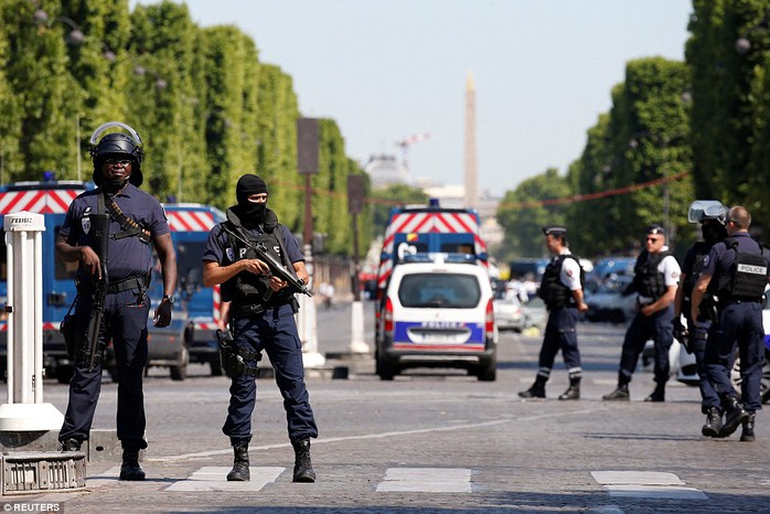 Pháp: Đại lộ Champs Elysees nháo nhào sơ tán - Ảnh 1.