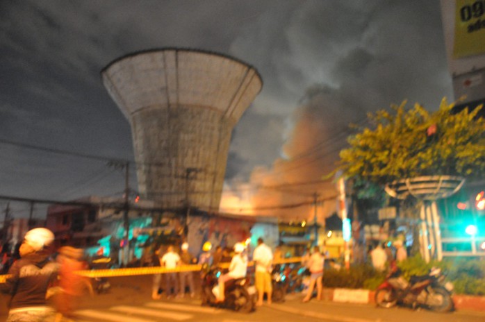 Cháy lớn trên giao lộ Hoàng Diệu- Nguyễn Tất Thành, quận 4 - Ảnh 5.