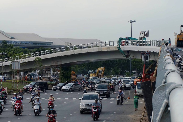 Tổ chức lại giao thông 2 nút giao cửa ngõ sân bay Tân Sơn Nhất - Ảnh 1.