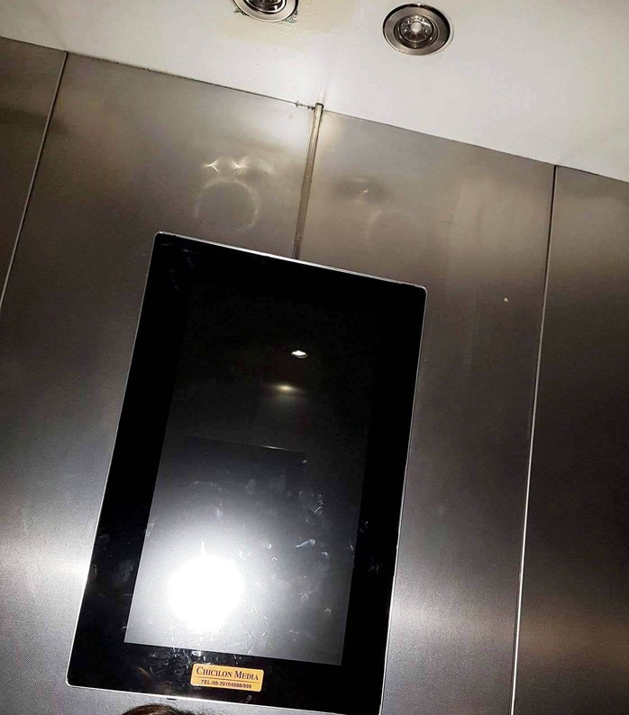 Hơn 10 người bị “nhốt” trong thang máy cao ốc - Ảnh 2.