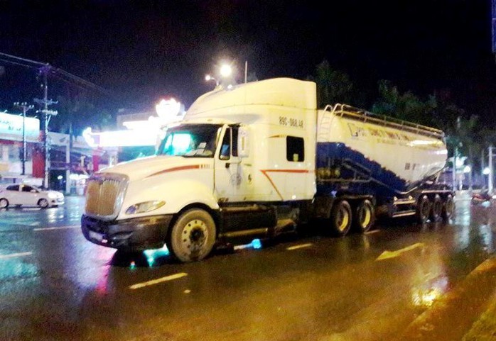 Bị nước bắn lên người, 1 phụ nữ ngã ra đường bị xe tải cán chết - Ảnh 1. Bị nước bắn lên người, 1 phụ nữ ngã ra đường bị xe tải cán chết - Ảnh 1.