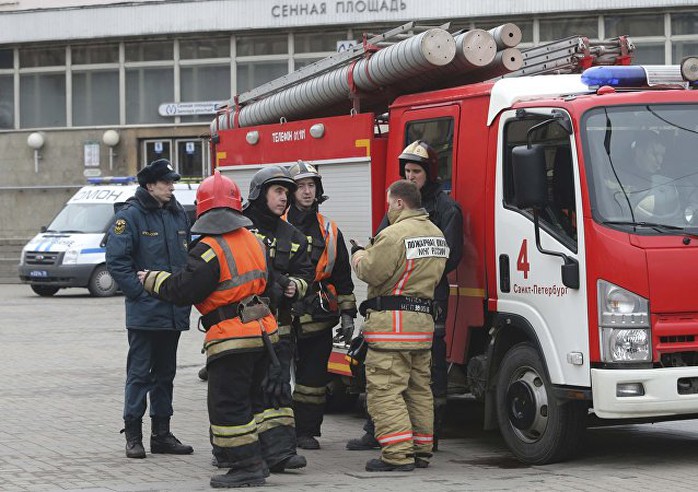 Lực lượng cứu hỏa cũng có mặt. Ảnh: REUTERS