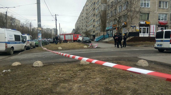 Thiết bị nổ tại một căn hộ 9 tầng trong TP St Petersburg khiến cư dân phải sơ tán. Ảnh: SPUTNIK