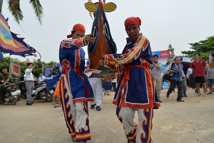 Mô hình thuyền nan được thả xuống biển nhằm tưởng nhớ những binh phu đã ngã xuống. Ảnh: Tử Trực