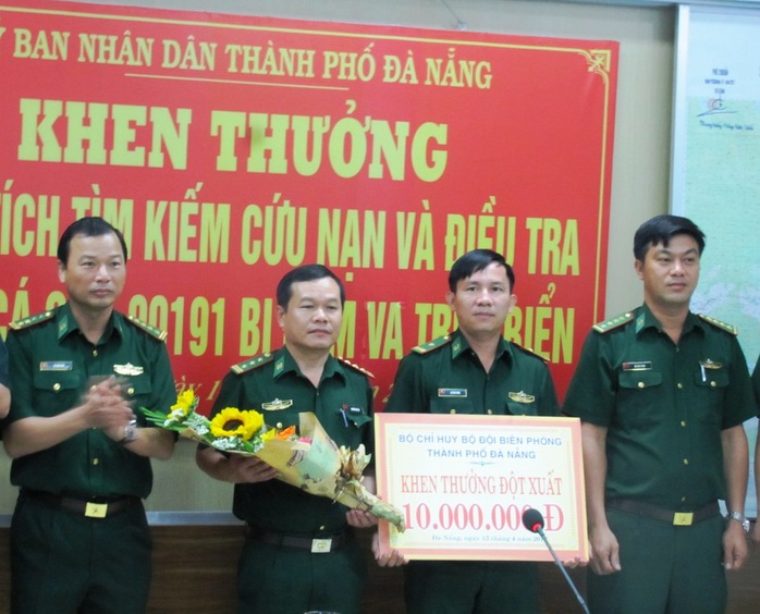 Bộ đội Biên phòng Đà Nẵng cũng khen thưởng cho tổ công tác tìm ra thủ phạm tàu võ sắt tông chìm tàu cá ngư dân