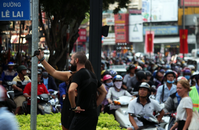 
Tình trạng giao thông hỗn loạn khiến người đi bộ lưu thông khó khăn. Trong ảnh là hai người nước ngoài tỏ ra ấn tượng với cảnh kẹt xe ở trung tâm thành phố.
