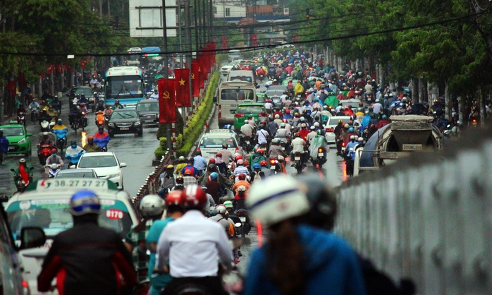 Trong cơn mưa, cầu vượt Hoàng Hoa Thám khá đông đúc phương tiện.