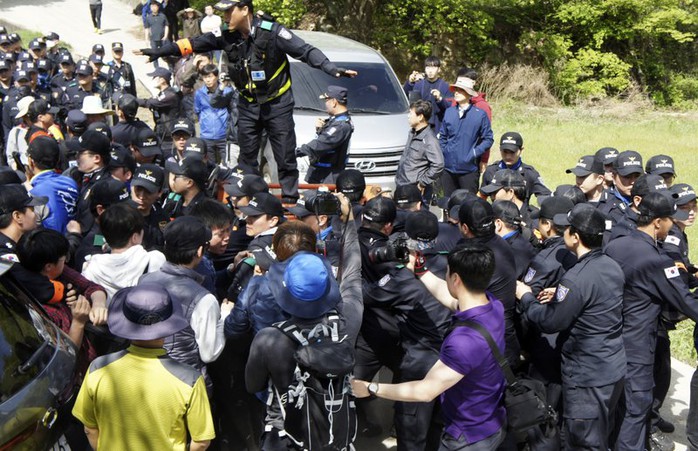 
Cư dân Hàn Quốc đụng độ với cảnh sát khi phản đối hệ thống THAAD của Mỹ. Ảnh: AP

