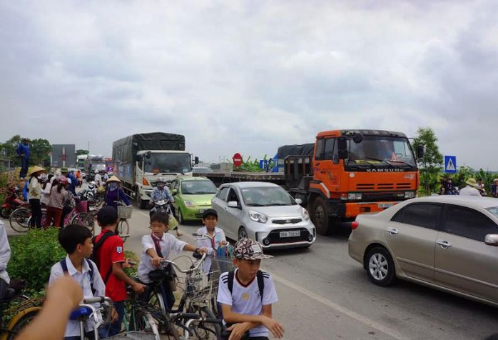 Xe tang bất ngờ bốc cháy ngùn ngụt trên Quốc lộ 1A - Ảnh 2.