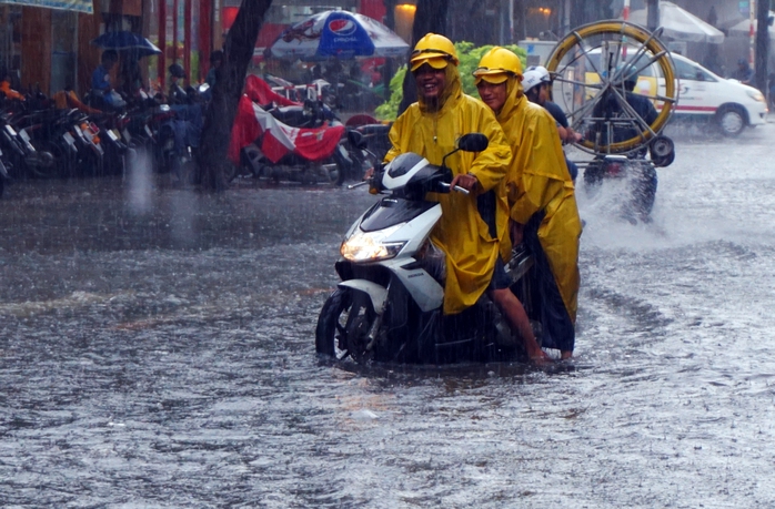 Mưa lớn, đường vào sân bay Tân Sơn Nhất lại kẹt cứng - Ảnh 1.