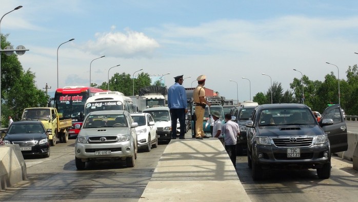 Hàng chục ô tô vây trạm thu phí Quán Hàu gây ách tắc giao thông - Ảnh 2.