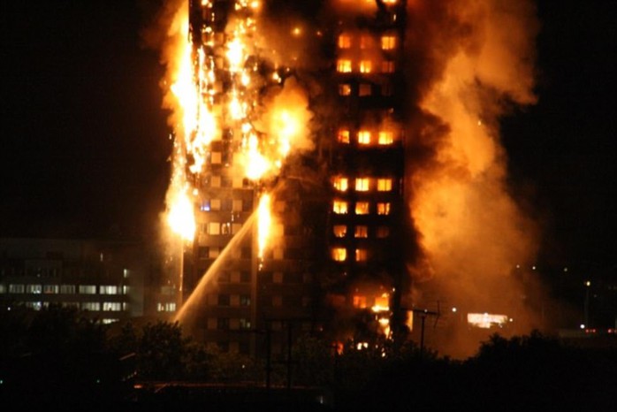 Đám cháy kinh hoàng nuốt chửng tòa nhà 27 tầng ở London - Ảnh 2.