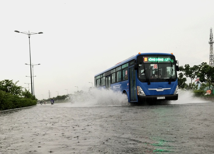 Đường sắt “tê liệt” gần 1 giờ sau cơn mưa hơn 30 phút - Ảnh 1.