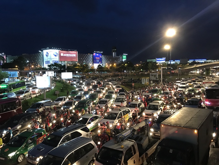 Ngàn người và xe chôn chân quanh sân bay Tân Sơn Nhất - Ảnh 2.