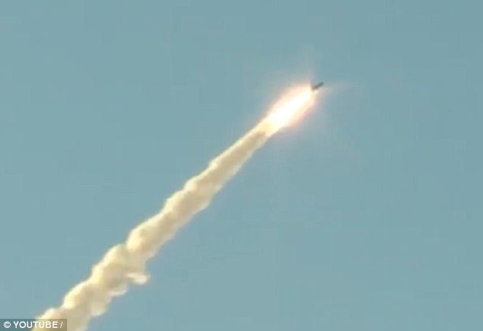 Cận cảnh tên lửa Nga nổ bí ẩn ngay sau khi rời bệ phóng - Ảnh 1.