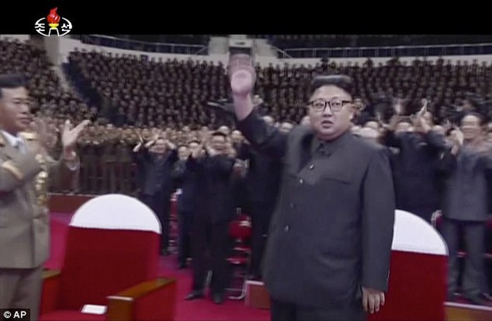 Vợ ông Kim Jong-un tái xuất sau thời gian dài - Ảnh 2.