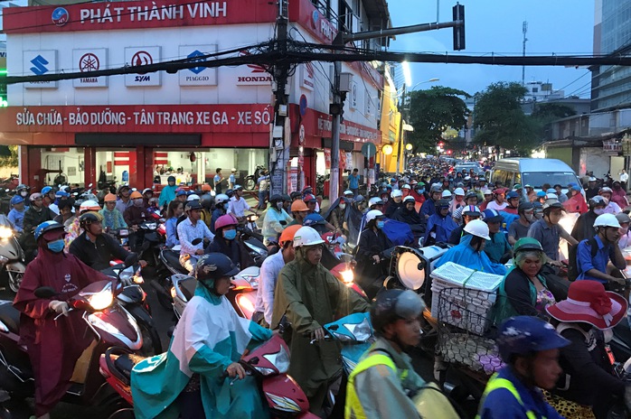 TP HCM: Kẹt xe dữ dội trên đường Ung Văn Khiêm, CSGT bất lực - Ảnh 3.