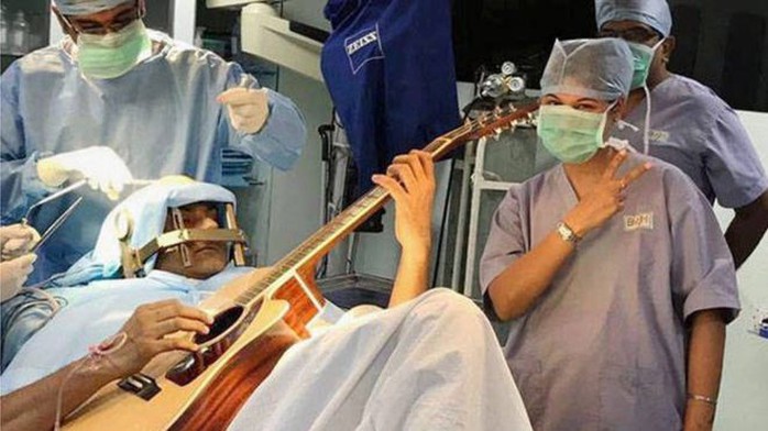 Bệnh nhân vừa phẫu thuật não vừa chơi ghi-ta - Ảnh 2.