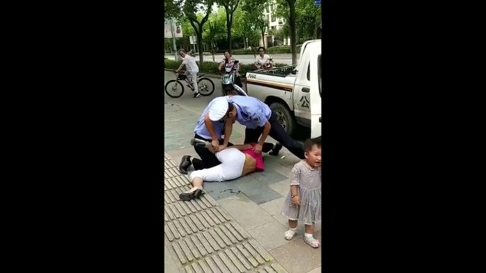 Trung Quốc: Cảnh sát quật ngã người phụ nữ đang đang bế trẻ  - Ảnh 5.