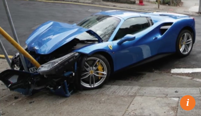 Né chó, xế sang Ferrari vỡ đầu vì tông biển báo - Ảnh 2.