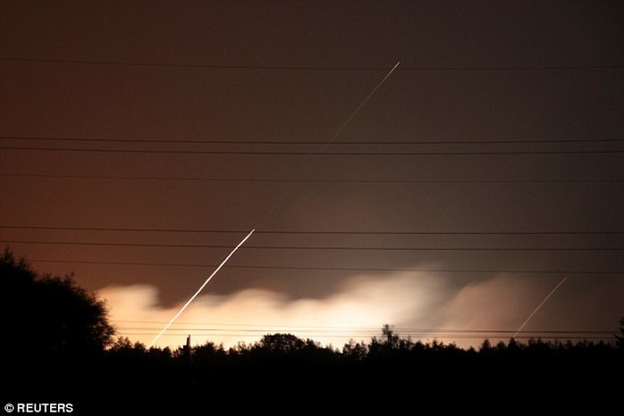 Ukraine: Nổ tại căn cứ quân sự, tên lửa bắn tứ tung lên trời - Ảnh 4.