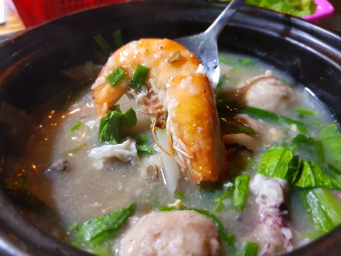 Người Sài Gòn ăn cháo Tiều trứ danh bằng thố đất - Ảnh 2. Người Sài Gòn ăn cháo Tiều trứ danh bằng thố đất - Ảnh 2.