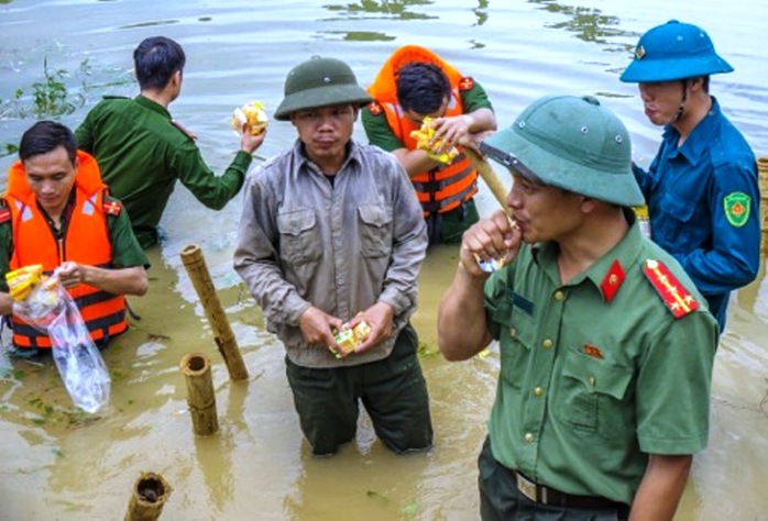 Công an, bộ đội dầm  mình trong nước ăn vội, giúp dân chống lũ dữ - Ảnh 11.