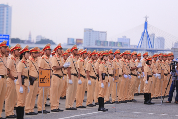 Mãn nhãn trước những bóng hồng bảo vệ an ninh APEC - Ảnh 2.