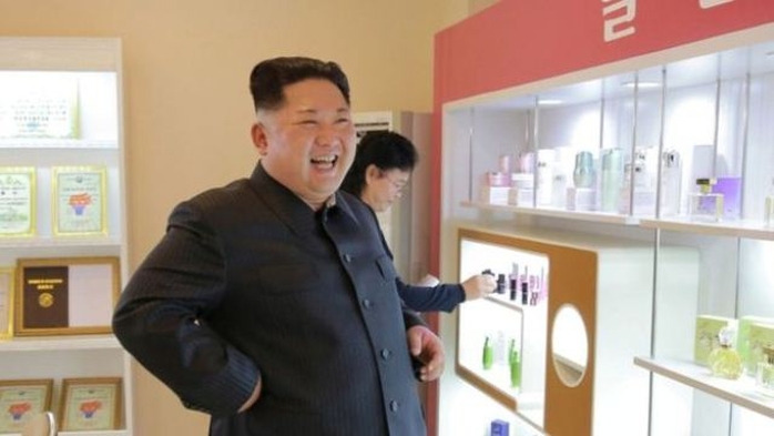 Ông Kim Jong-un tươi cười thăm nhà máy mỹ phẩm cùng vợ - Ảnh 3.
