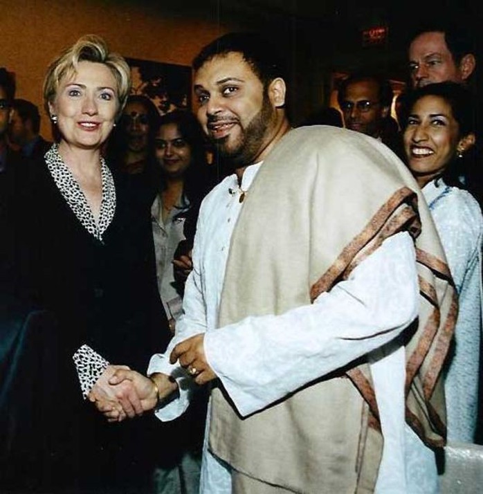 Thực hư bức ảnh bà Clinton bắt tay Osama bin Laden - Ảnh 2.