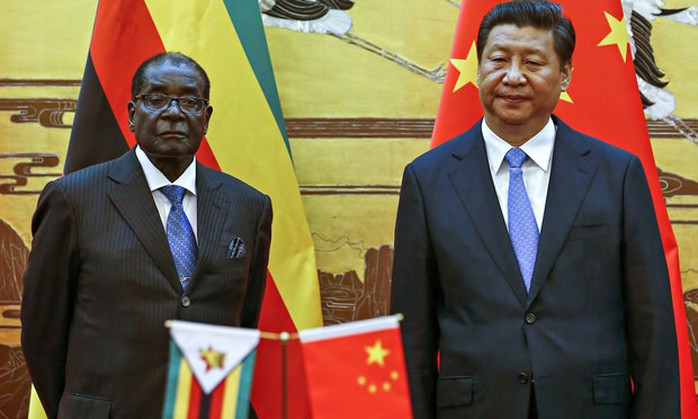 Trước đảo chính vài ngày, tư lệnh Zimbabwe thăm Trung Quốc - Ảnh 2.