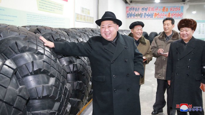 
Nhà lãnh đạo Triều Tiên Kim Jong-un đến thăm một nhà máy sản xuất lốp xe quân sự. Ảnh: SKY NEWS

