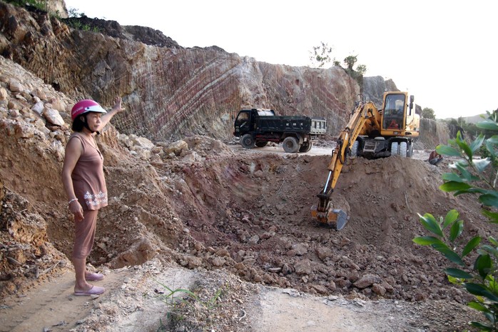 Tố bị doanh nghiệp đánh nhập viện, dọa giết khi ngăn cản khai thác đất - Ảnh 3.