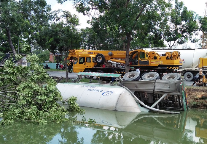 Xe đầu kéo tông cây rồi tắm mương, tài xế suýt chết ngạt - Ảnh 1.