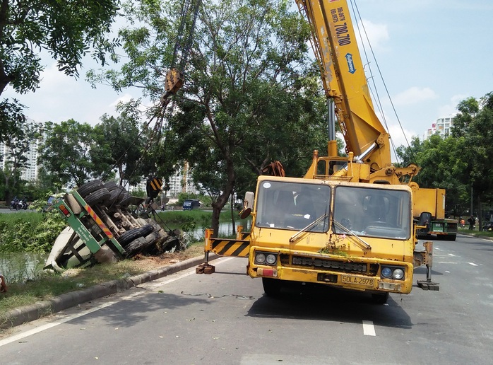 Xe đầu kéo tông cây rồi tắm mương, tài xế suýt chết ngạt - Ảnh 2.