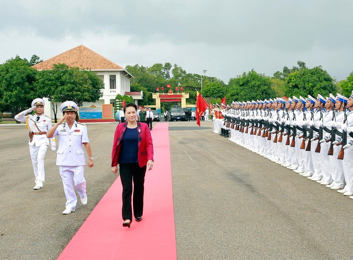Chủ tịch Quốc hội thăm các đơn vị Hải quân - Ảnh 1.