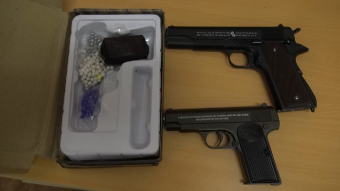 Phát hiện 2 khẩu súng tại nhà đối tượng mua bán ma túy đá - Ảnh 3.