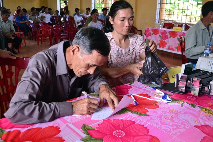 Người dân vùng biển Quảng Trị nhận tiền bồi thường sau sự cố môi trường do Formosa gây ra Ảnh: HOÀNG PHONG