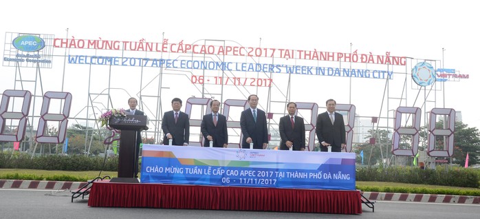 Chủ tịch nước Trần Đại Quang bấm nút khởi động đồng hồ đếm ngược chào mừng Tuần lễ Cấp cao APEC 2017 tại TP Đà Nẵng