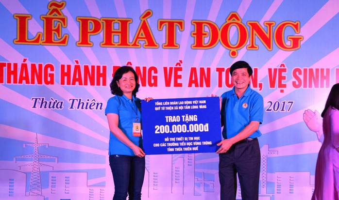 Ông Bùi Văn Cường trao tiền hỗ trợ LĐLĐ tỉnh Thừa Thiên - Huế