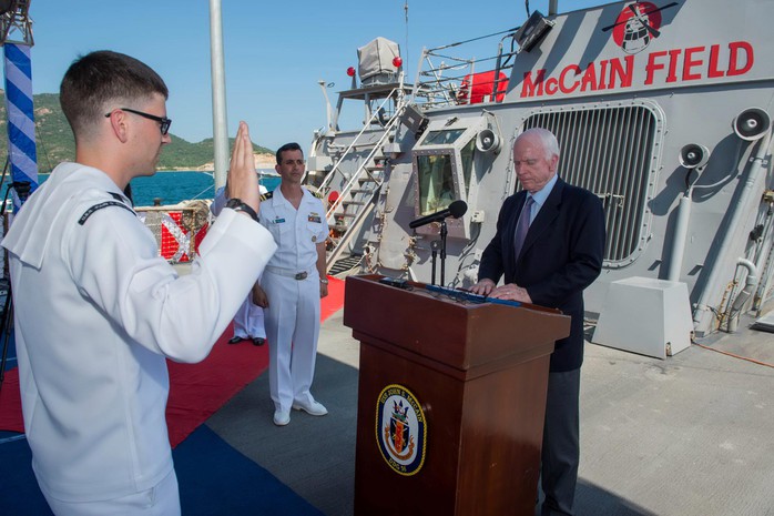 Ông John McCain thăm tàu khu trục Mỹ tại Cam Ranh - Ảnh 1.