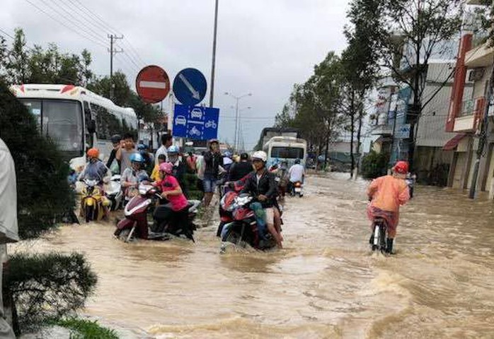 Khánh Hòa: Ngập nặng, sạt lở khắp nơi - Ảnh 1.