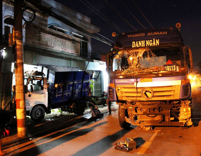 Xe container tông xe rác văng vào nhà dân - Ảnh 2.