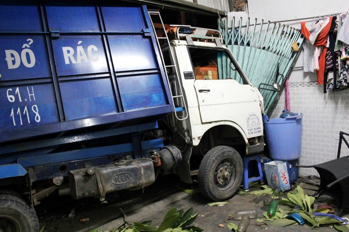Xe container tông xe rác văng vào nhà dân - Ảnh 1.